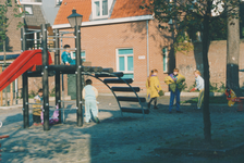 862611 Afbeelding van spelende kinderen bij een speeltoestel op de Oranjehof in Wijk C te Utrecht.